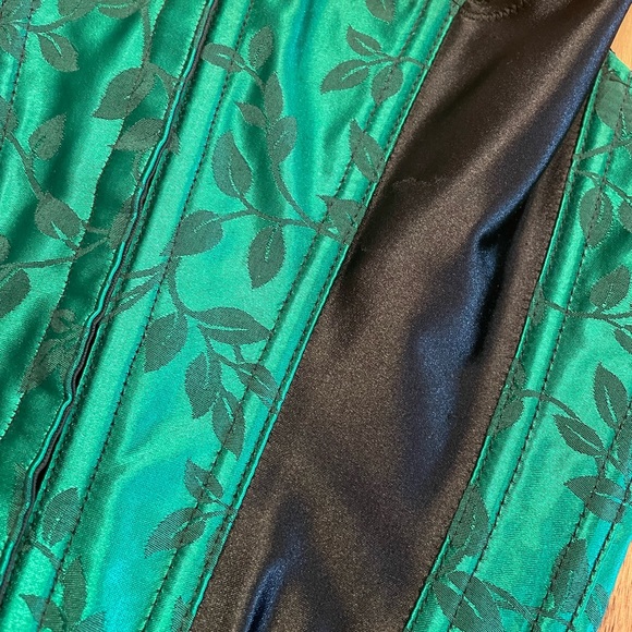 Emerald satin lace up corset with ivy pattern - Picture 3 of 10